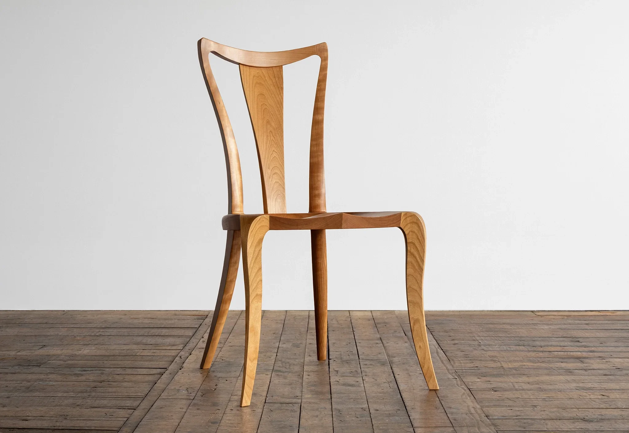 Side Chair - There are few straight lines found in the Side Chair¨C and that¡¯s by design.
