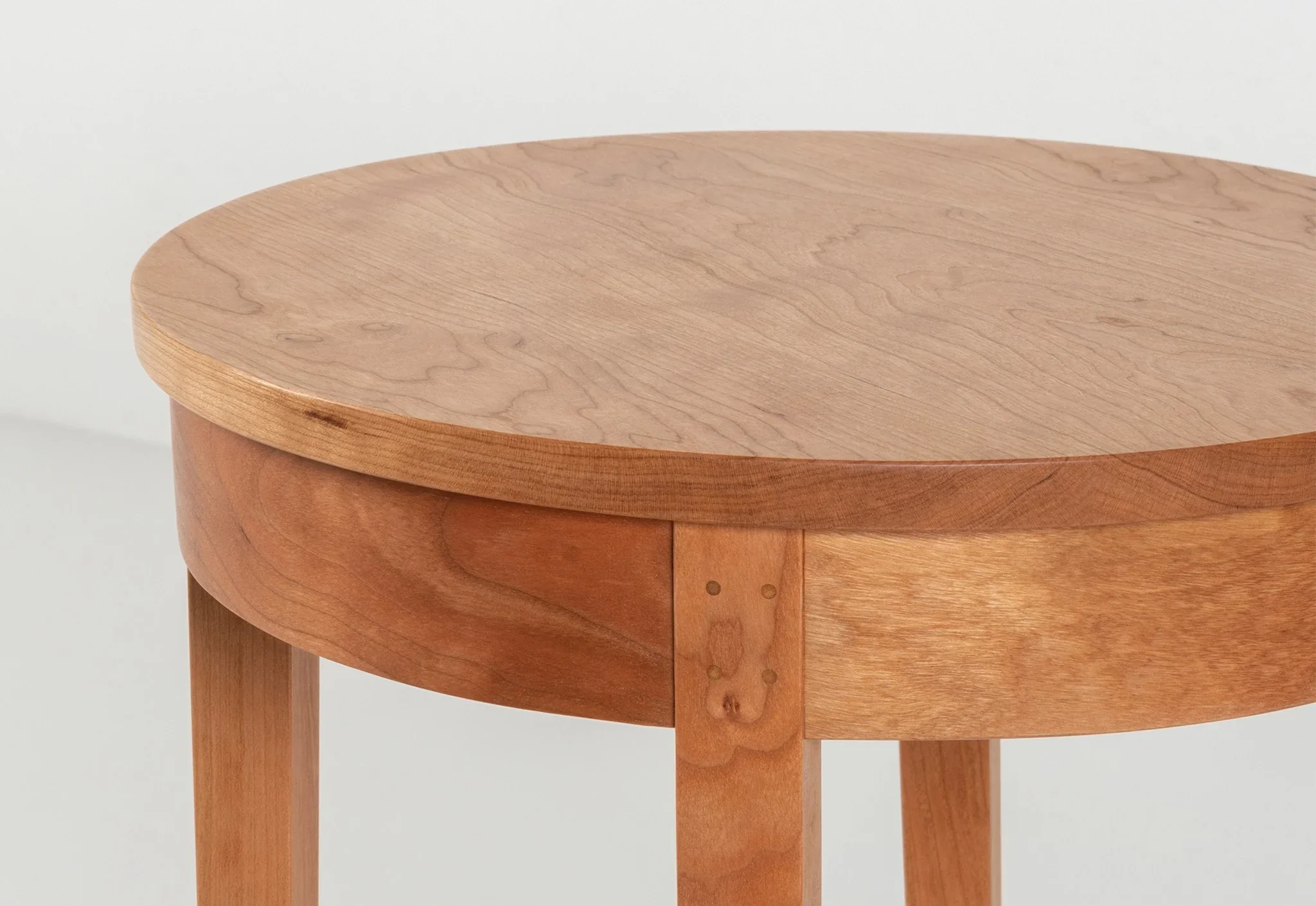 Table Minimus – Round - Inspired by styles, these tables all share the same leg structure, with four slender columns
