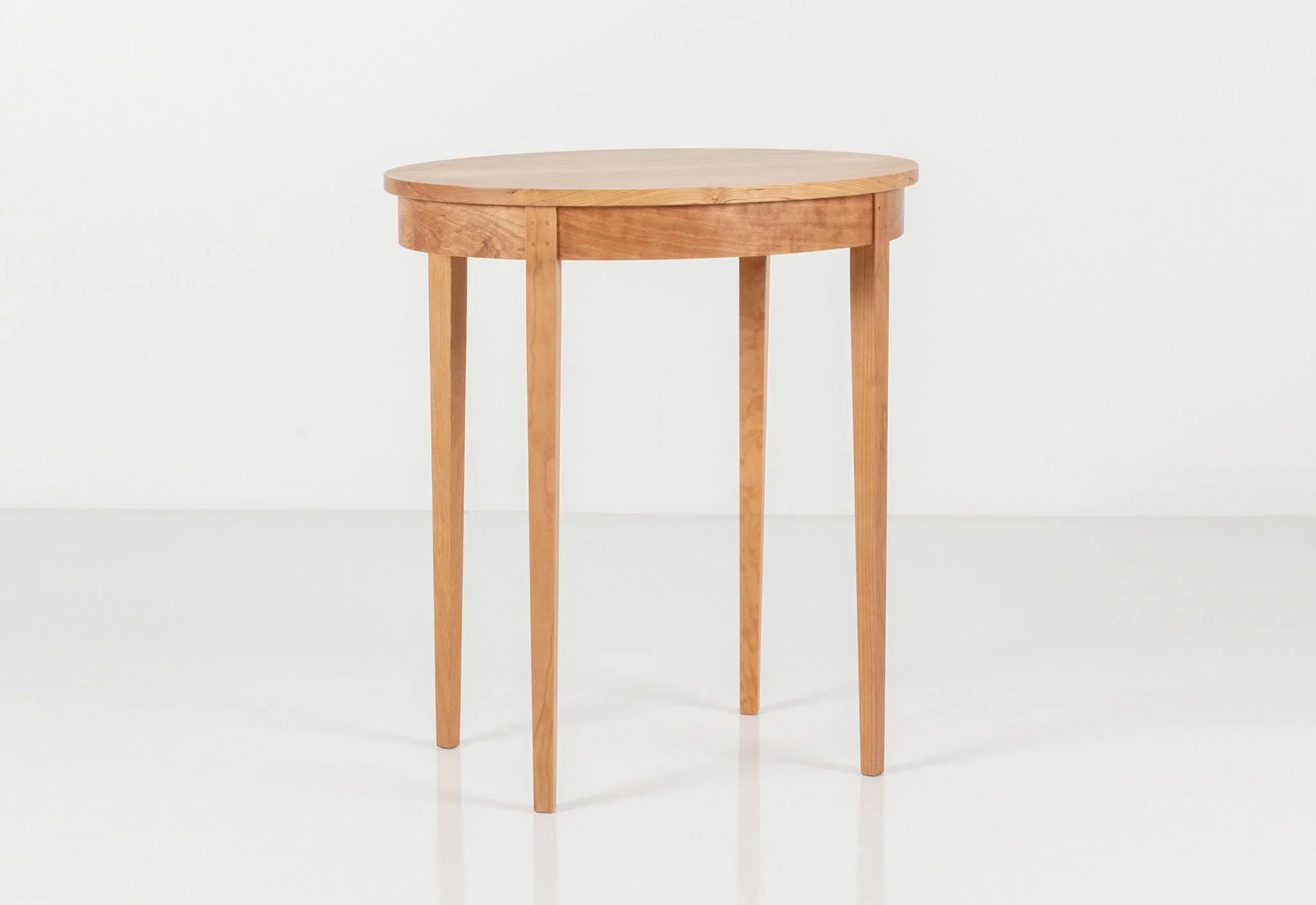 Table Minimus – Oval - Inspired by styles, these tables all share the same leg structure, with four slender columns