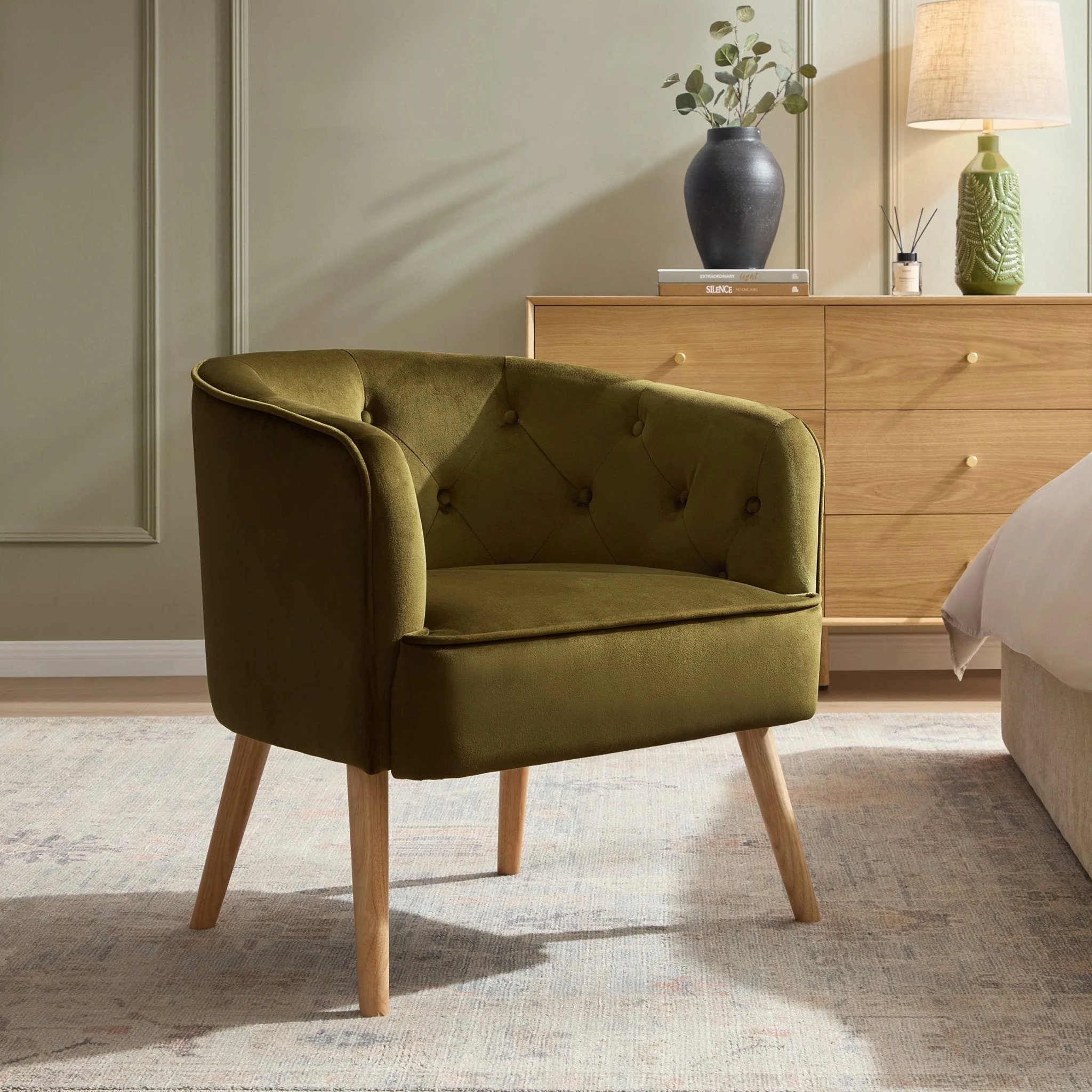 Retro Rich Green Linen Accent Chair with Classic Frame for Living Room