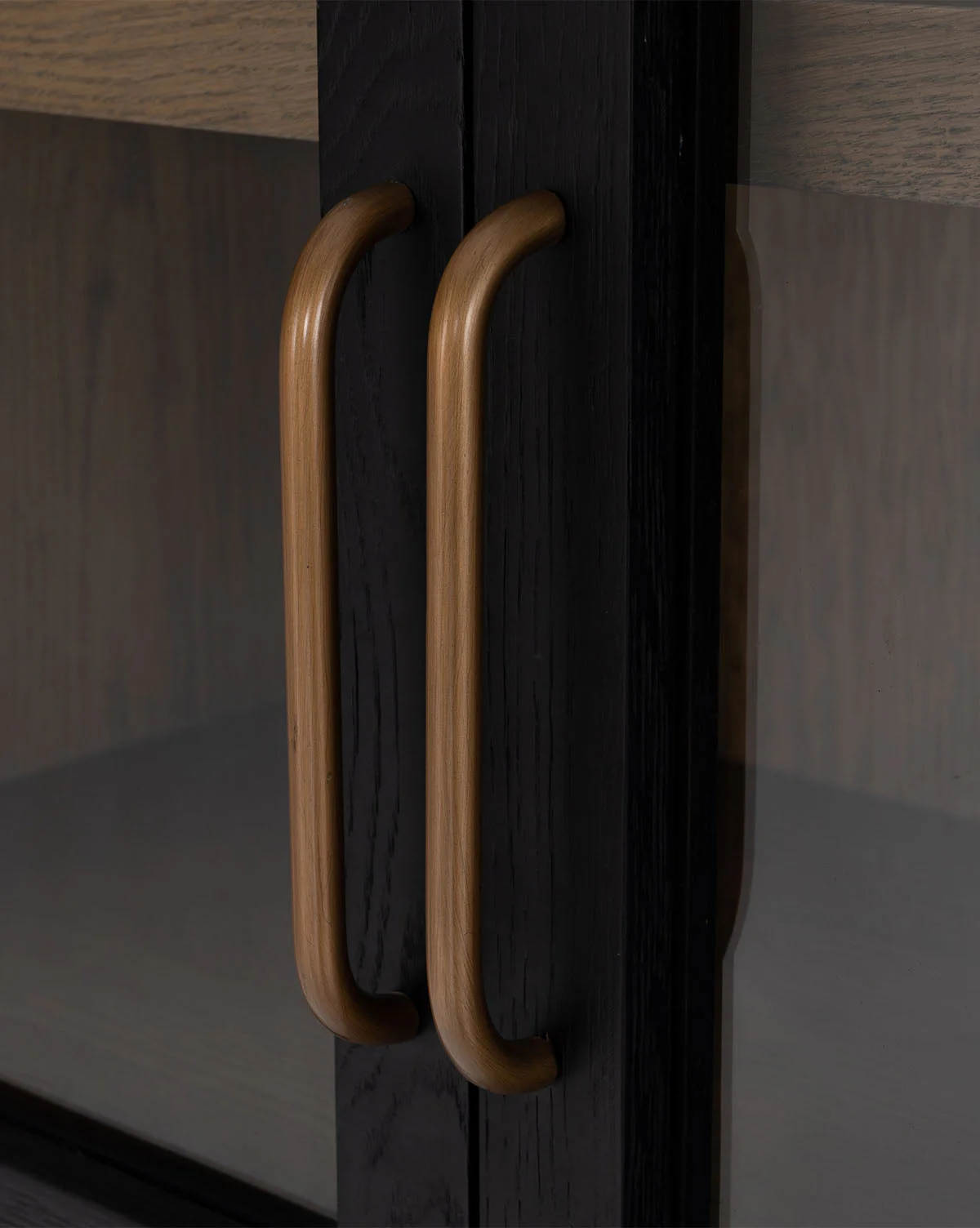 Contemporary Solid Oak Cabinet with Curved Shape & Clear Glass Front for Living Room