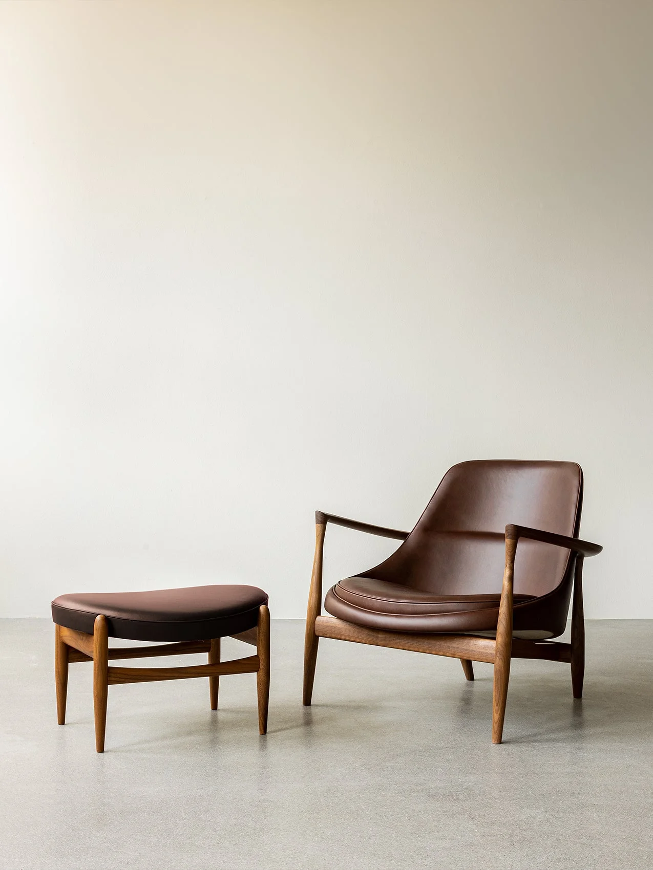 Leather Upholstered Lounge Chair with Sculpted Armrests for Living Room