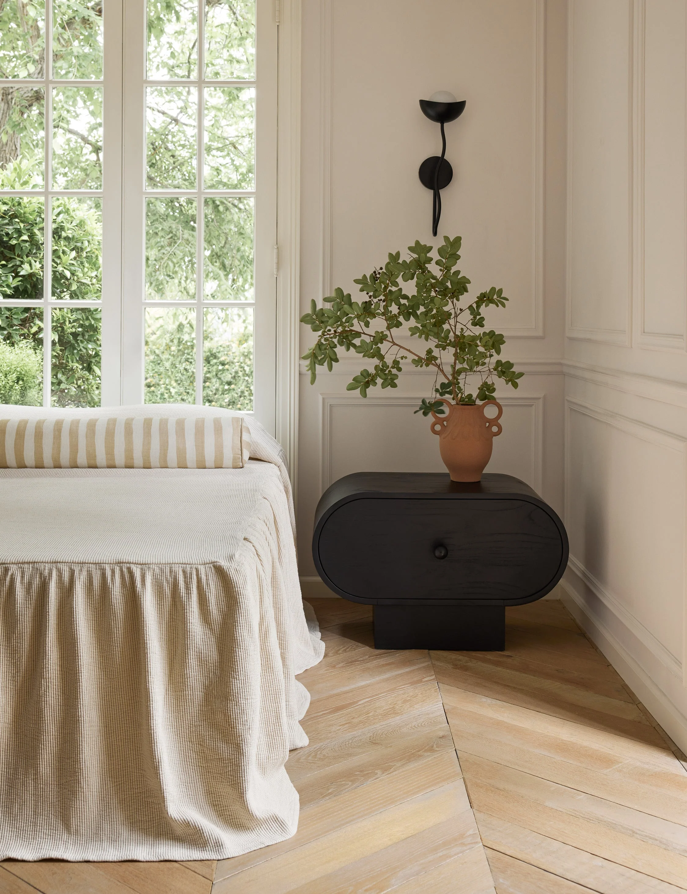 Nightstand Modern, Drawers The nightstand brings a fresh touch of sophistication to any bedside. The pill-shaped design blends retro inspiration